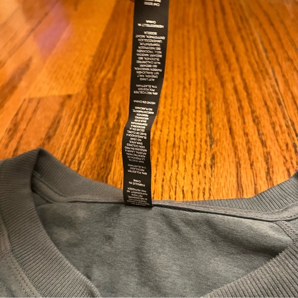 VUORI Long Sleeve Halo Crew. Size Large.
Color: Vintage Pistachio Heather - Picture 7 of 9